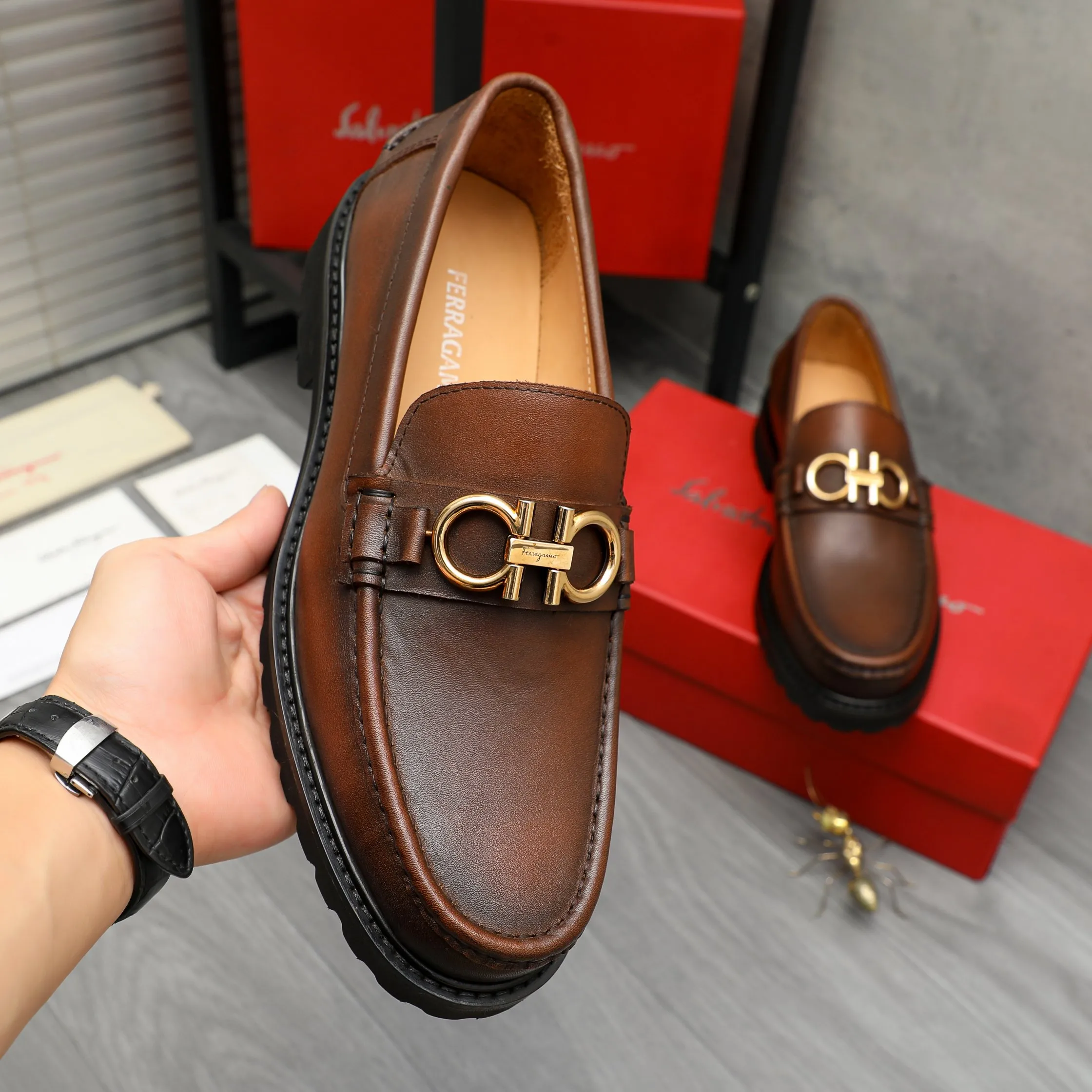 Men's shoes 💰442 Product trademark: Ferragamo "Ferragamo" business formal leather shoes Regular size: 38-46 (45.46 custom-made and non-returnable) Product materials: Selected color-brushed cowhide upper, cowhide lining, non-slip rubber outsole